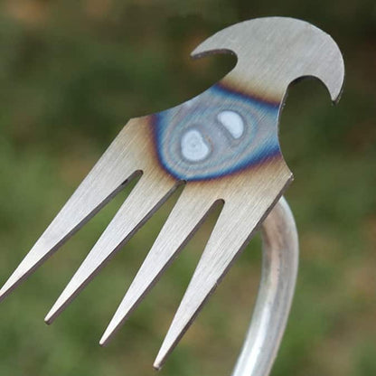 Weeding hoe with claws